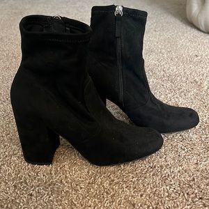 Size 8 black Steve Madden ankle boots.